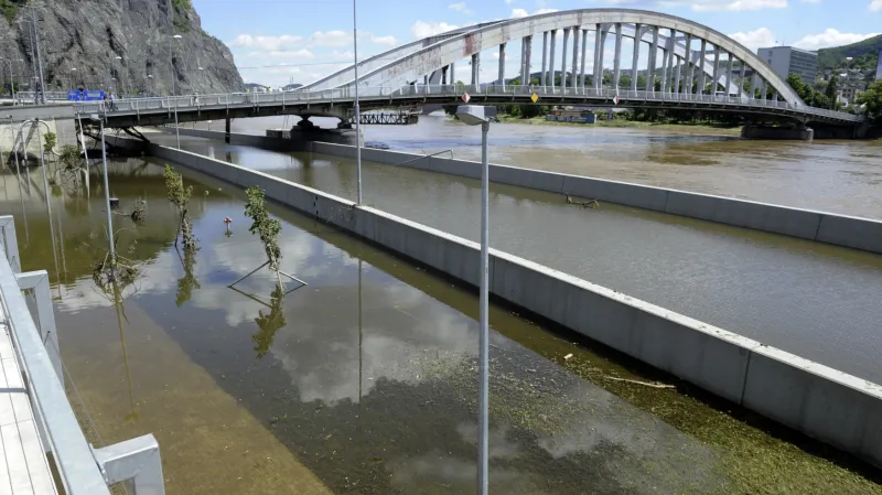 Voda v Ústí nad Labem opadá, Labe ale stále je na třetím stupni
