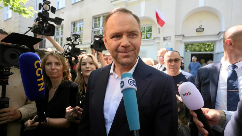 Karol Nawrocki před volební místností ve Varšavě