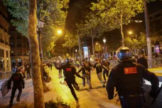 Protesty ve Francii utichají. Policie však i v noci na pondělí zadržela desítky lidí