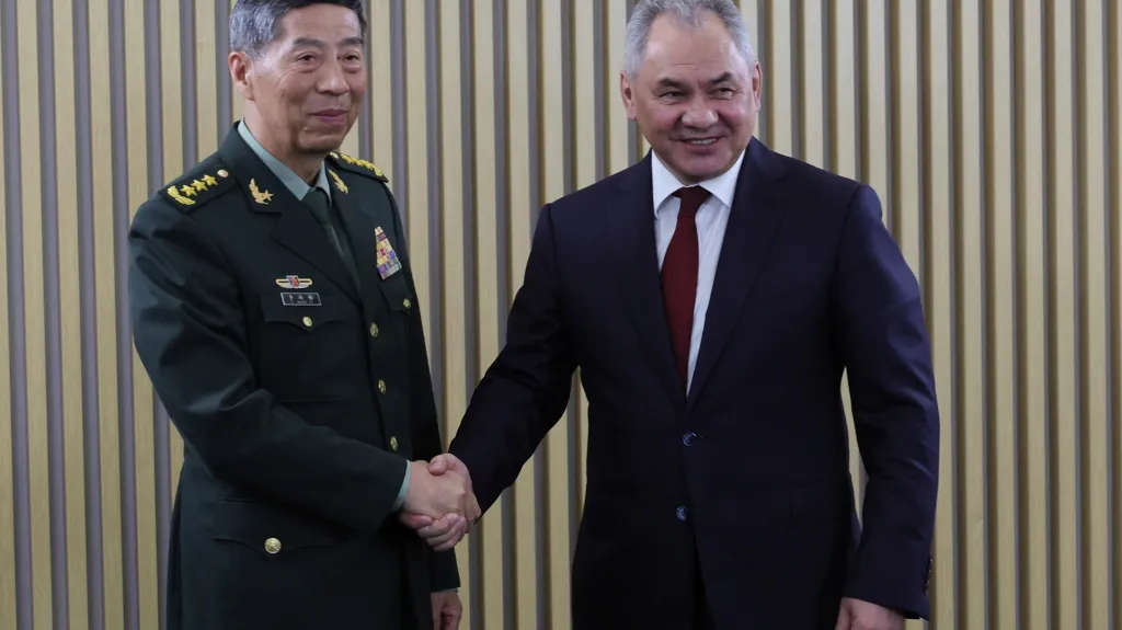 Čínský ministr obrany Li Šang-fu a jeho ruský protějšek Sergej Šojgu