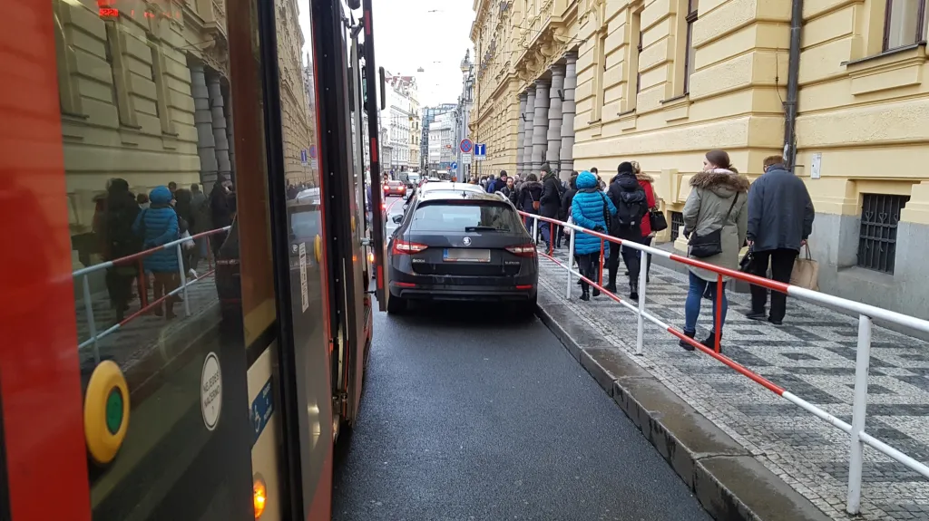 Když řidič v úzkých pražských ulicích ignoruje tramvaj