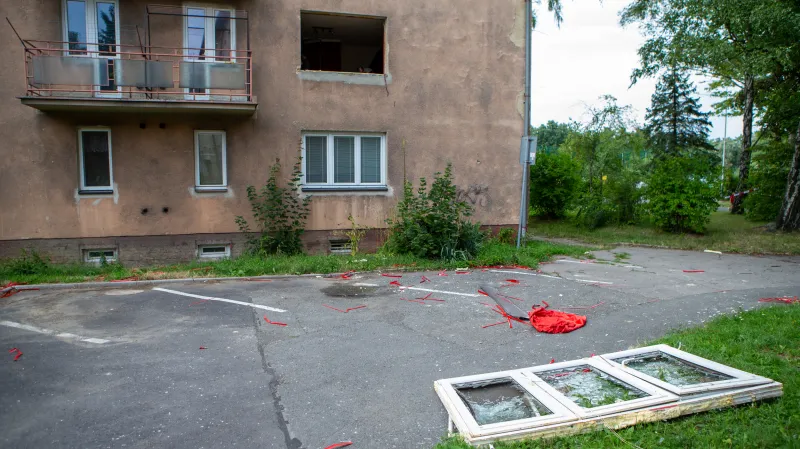 Výbuch plynu v bytě vyrazil okno