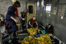 Při pokusu překonat Středozemní moře zemřelo několik desítek migrantů, uvádějí přeživší