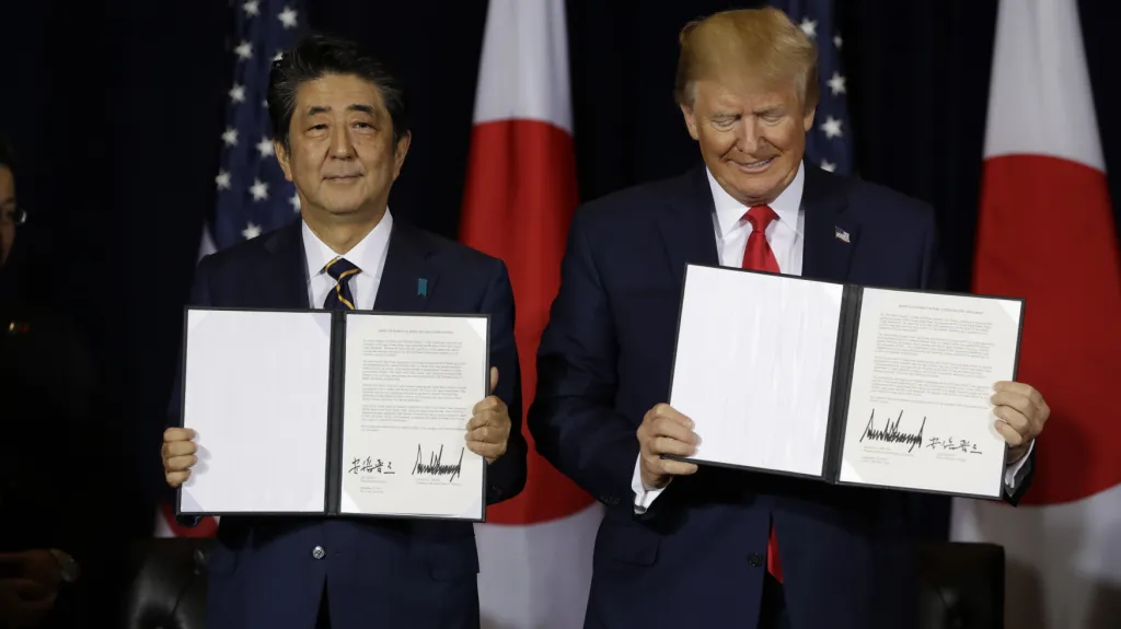 Abe a Trump (zleva) podepsali obchodní dohodu