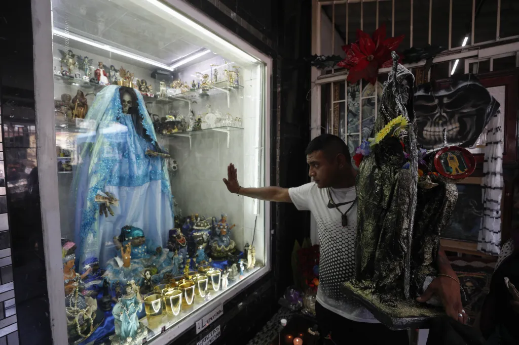 Typicky je Santa Muerte uctívaná v soukromí u domácího oltáře. Až v roce 2001 byla v mexickém Tepitu otevřena první veřejná svatyně kultu. K dnešku se počet věřících odhaduje na 12 milionů
