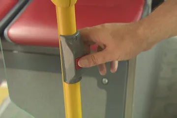 „Pro výstup stiskněte tlačítko,“ uslyší v autobusech PID cestující