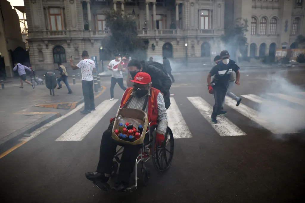 Tisíce protestujících dorazily i k budově parlamentu v Limě