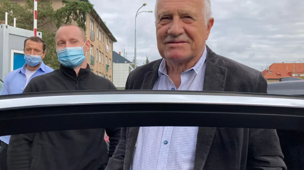 Václav Klaus na snímku z pátku, když opouští nemocnici
