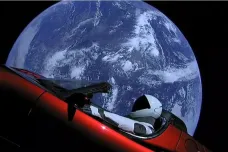 Sporťák Elona Muska se Starmanem za volantem poprvé obletěl Slunce