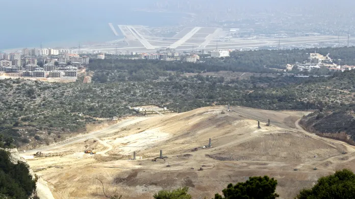Skládka Náama, v pozadí bejrútské letiště