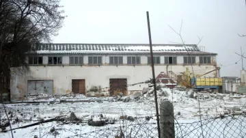Ve bývalém areálu firmy Tranza probíhají demoliční práce