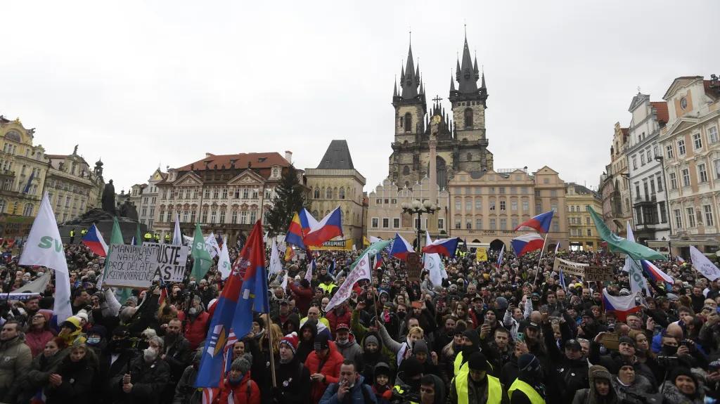 Protest v Praze proti vládním opatřením