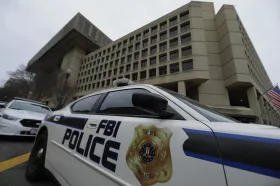 FBI se má místo „bílých límečků“ zaměřit na přistěhovalce