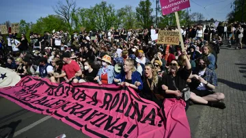 Hnutí pro život v Praze uspořádalo Pochod pro život, jeho odpůrci zablokovali most Legií