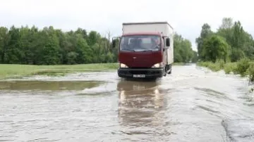 Záplavy komplikují dopravu