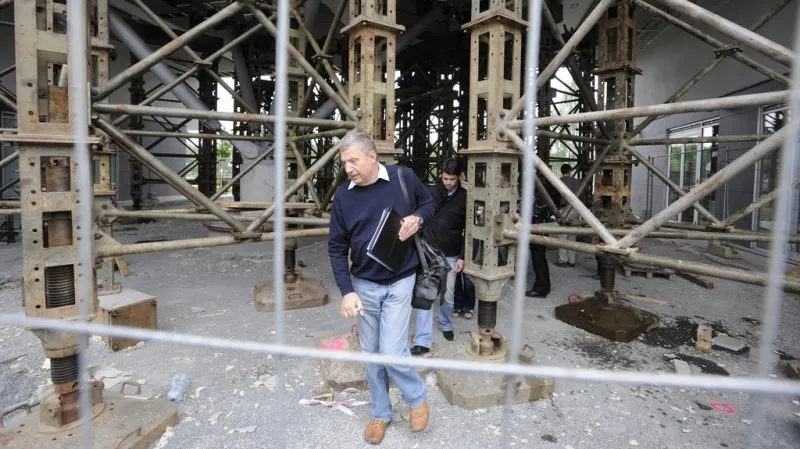 Statik kontroluje dům Prague Marina při druhé evakuaci obyvatel v květnu 2012