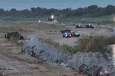 Stát Texas se pře s Bidenovou vládou o to, jak čelit sílící migrační krizi