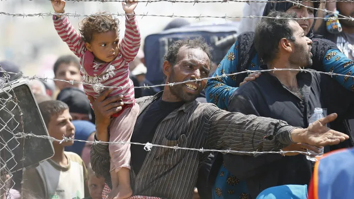 Syrský uprchlík čekající na hranici s Tureckem prosí o pomoc