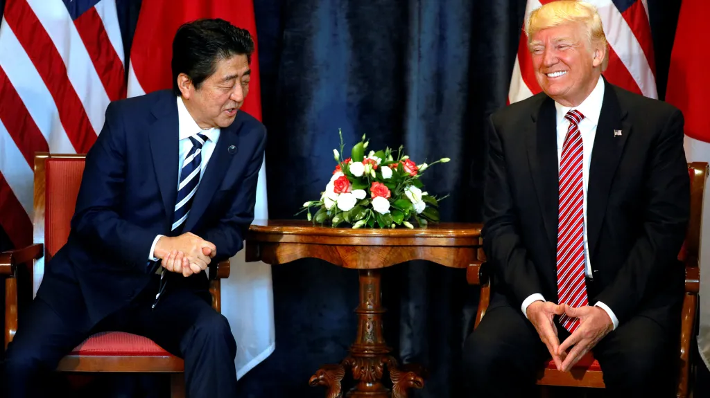 Šinzó Abe během setkání s Donaldem Trumpem