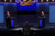 „Všichni vědí, že je lhář,“ vytkl Biden v debatě prezidentu. „Na tobě není nic chytrého, Joe,“ oponoval Trump