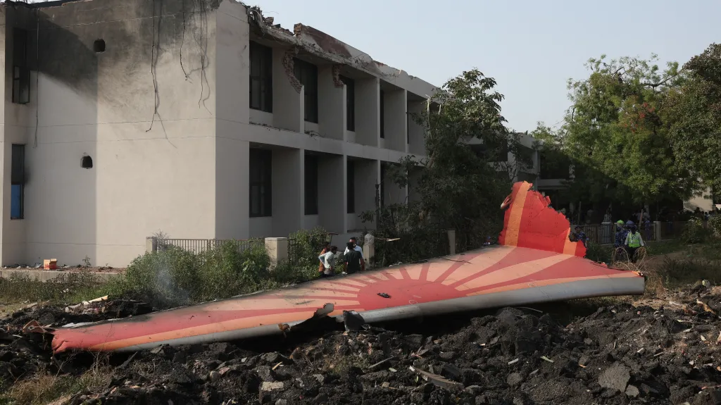 Trosky letadla společnosti Air India v indickém Ahmadábádu