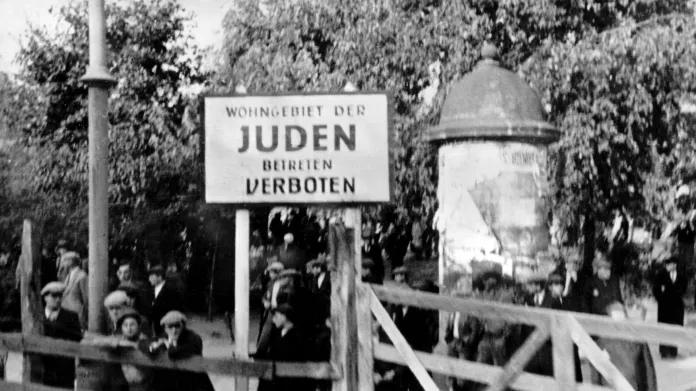 Vchod do ghetta v roce 1940 s nápisem: Oblast obývaná Židy, vstup zakázán