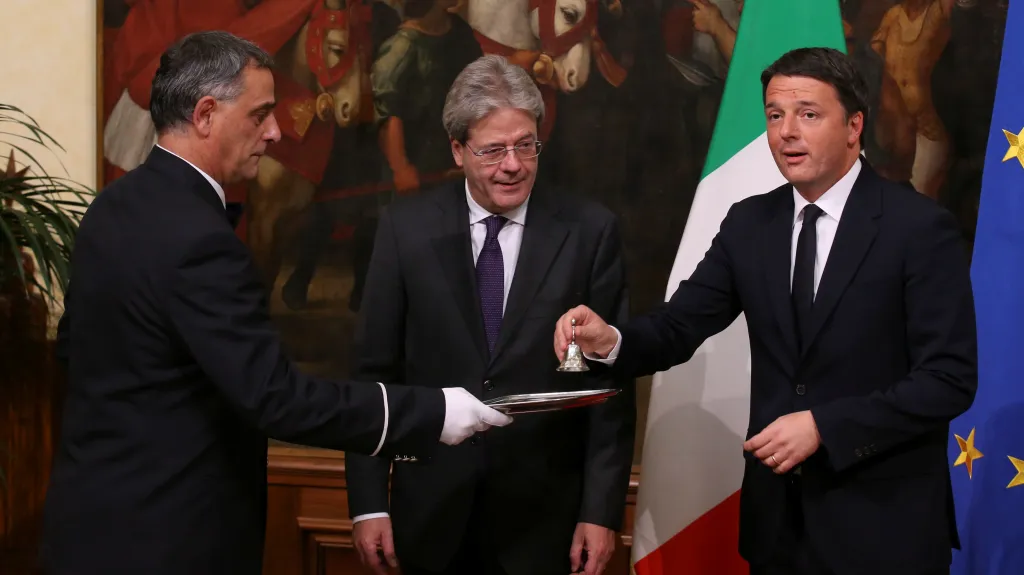 Paolo Gentiloni (uprostřed) symbolicky přebírá vládu od svého předchůdce Mattea Renziho