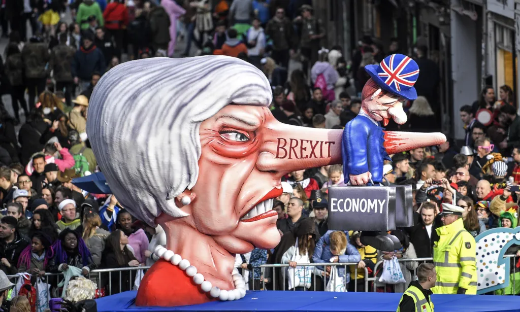 Karnevalový alegorický vůz s figurinou britské premiérky Mayové a tématem Brexitu v karnevalovém průvodu v Düsseldorfu