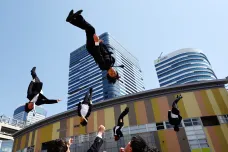 Japonští „kravaťáci“ sdílí radost z roztleskávání