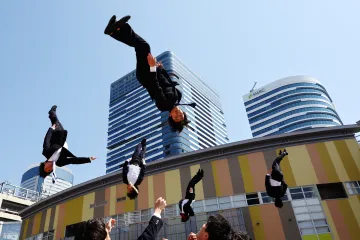 Japonští „kravaťáci“ sdílí radost z roztleskávání