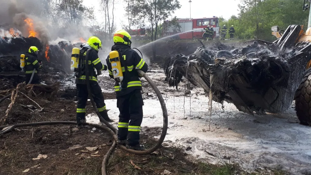 Ve Zdechovicích hoří skládka pneumatik