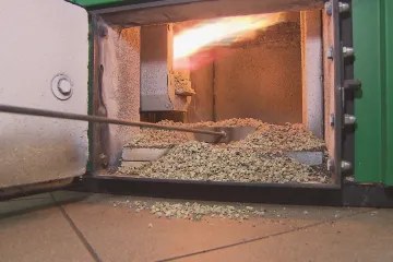 Sto roků topil jsem uhlím. Teď se nabízejí agropelety, vědci zjišťují, jak je spalovat čistě