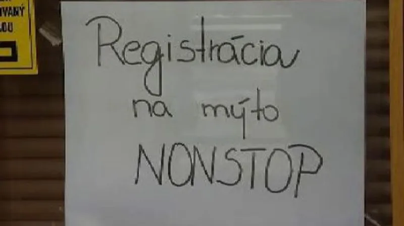 Kolony kamionů na slovenských hranicích rostou.