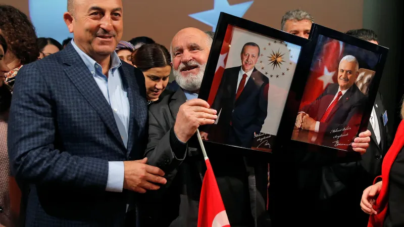 Cavusoglu během mítinku ve francouzském městě Mety