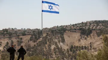 Izraelská vlajka u osady Maale Adumim na Izraelem okupovaném Západním břehu Jordánu
