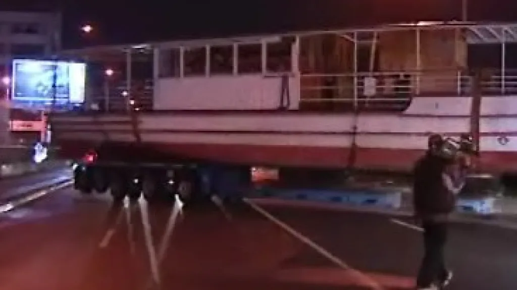 Parník Pionýr se stěhuje z Brněnské přehrady na souš