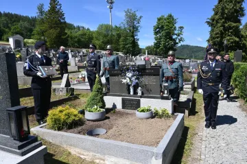 Po 87 letech pohřbili ve Vrbně pod Pradědem četníka zavražděného v Liptani