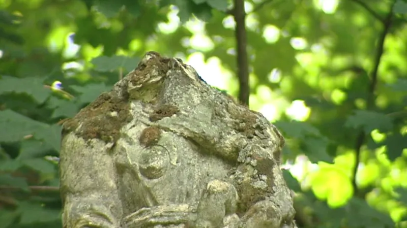 Poškozená socha v areálu dětenického zámku