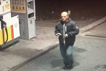 Policie zveřejnila záběry muže, který podle ní zdravotníkům v Kladně poničil auta