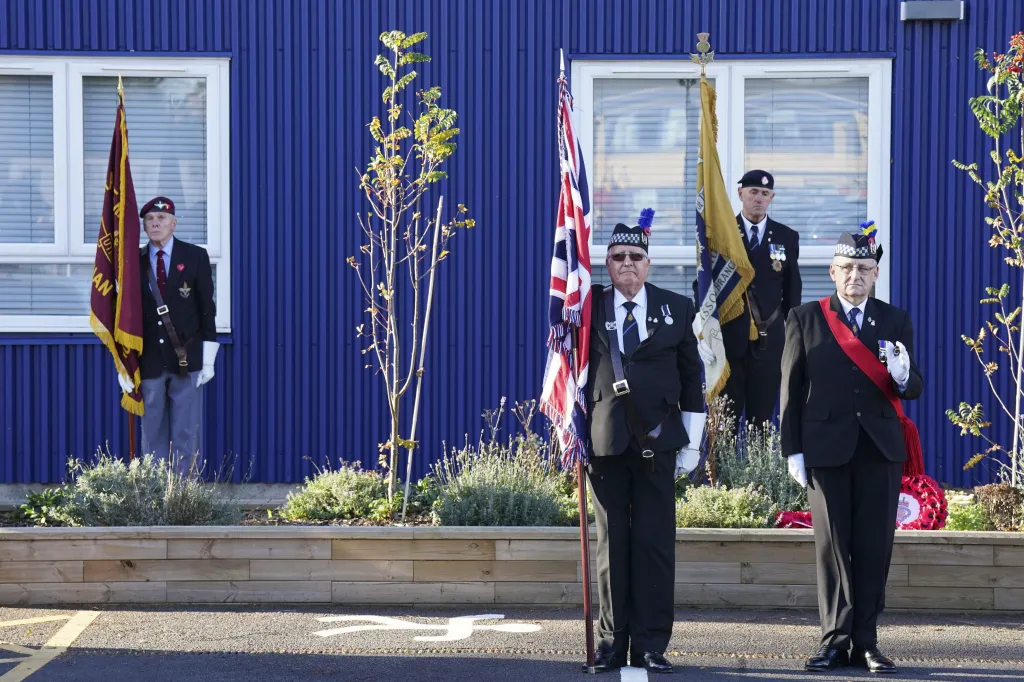 Veteráni ozbrojených složek si připomínají Den veteránů ve skotské Poppyscotland Lady Haig Poppy Factory. Tato továrna s téměř stoletou tradicí produkuje ročně tři miliony dekorativních vlčích máků.