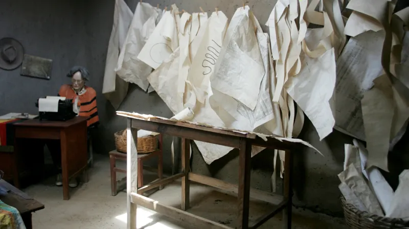 Bývalá ložnice M. Reicheové, která se proměnila v muzeum, zobrazující její studii a mapy linií Nazca