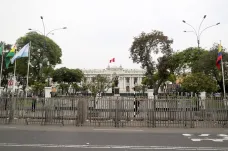 Peruánský prezident zkusil rozpustit parlament, zákonodárci ho sesadili. Zemi vede viceprezidentka