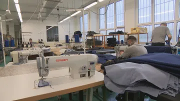 Práce odsouzených v šicí dílně