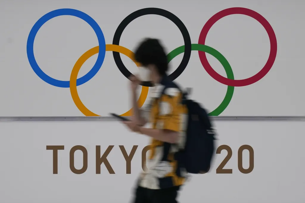 Pandemie dopadá i na letní olympijské hry v Tokiu. Organizátoři se kvůli zhoršující epidemické situaci rozhodli uspořádat sportovní svátek kompletně bez diváků. Původně v omezené kapacitě mohli navštívit sportoviště aspoň domácí fanoušci