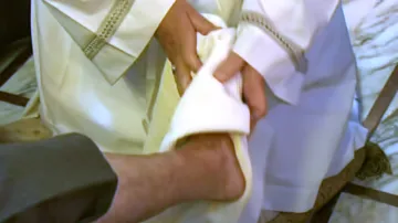 Papež umyl na Zelený čtvrtek nohy 12 tělesně postiženým
