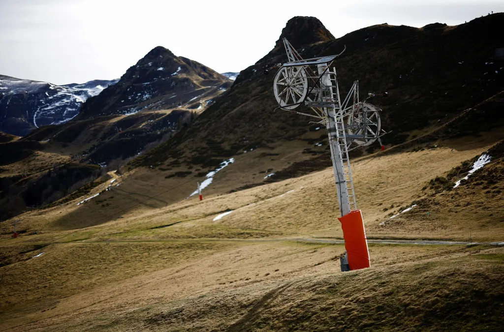 Uzavřená lanovka během zimního dne v lyžařském areálu Hautacam