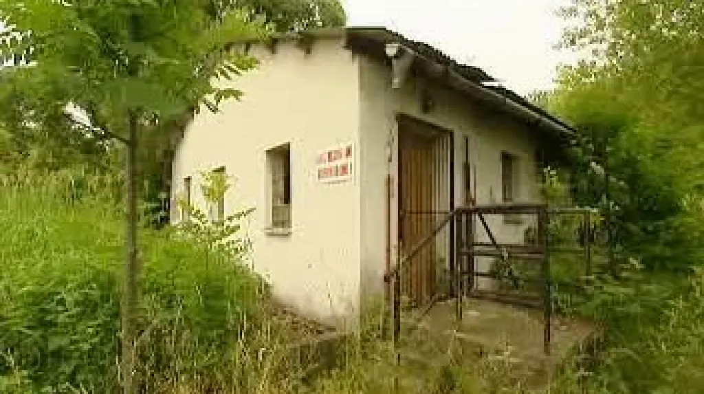 Zchátralý bývalý vepřín