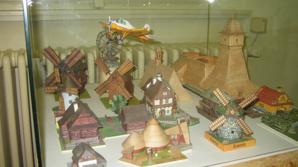 Výstava vystřihovánek na Chvalském zámku