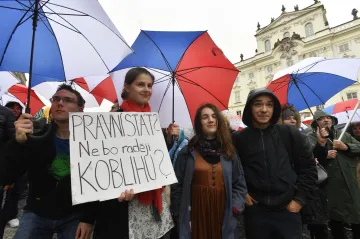 „Benešová Marie, mé zločiny zakryje“. Lidé demonstrovali proti nové ministryni a Babišovi