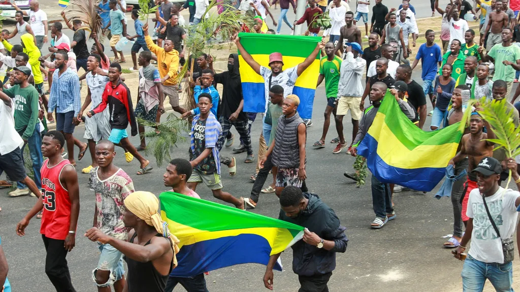 Lidé oslavují převrat v Gabonu